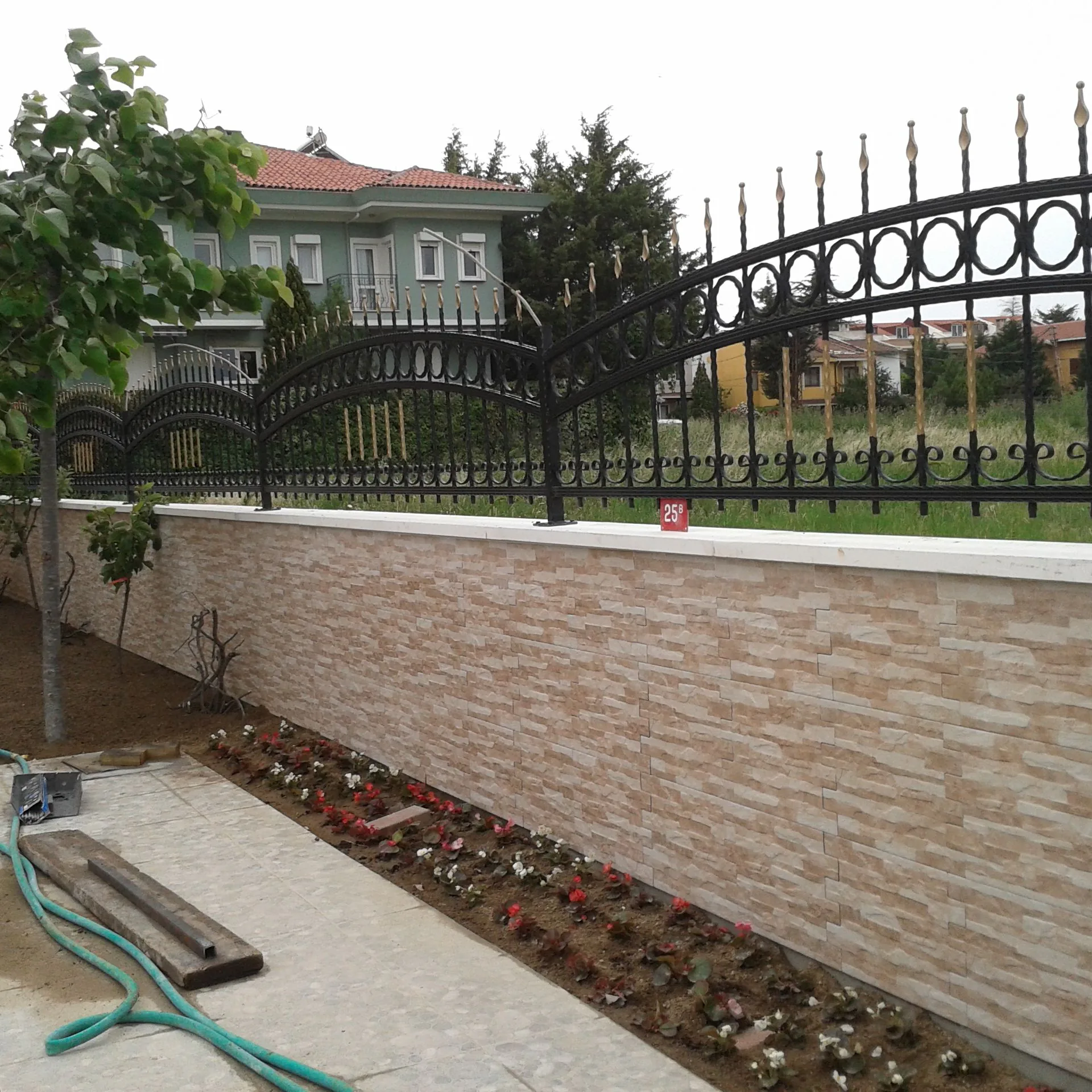 Kavisli Ferforje Bahçe Korkuluğu gerçek proje uygulaması