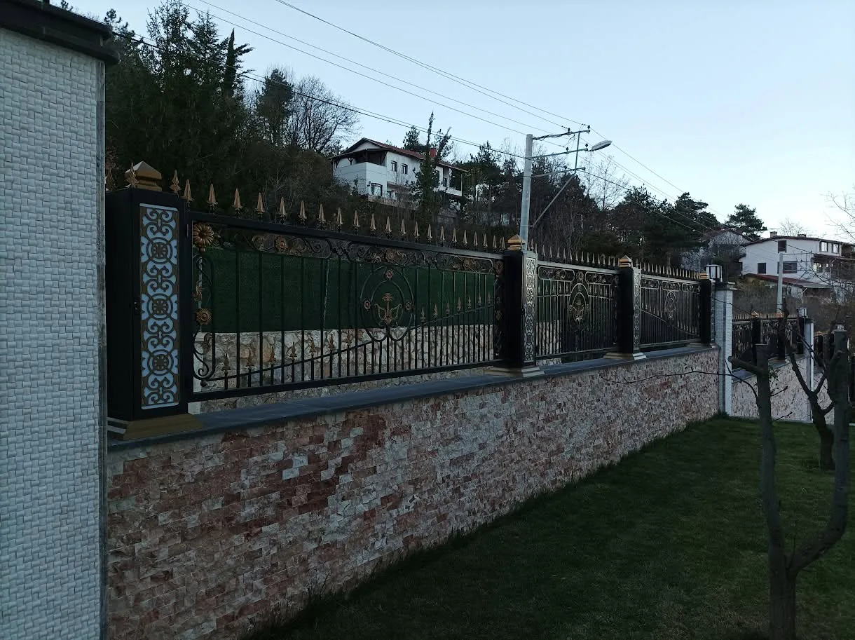 Altın Detaylı Bahçe Duvarı Korkuluğu gerçek proje uygulaması